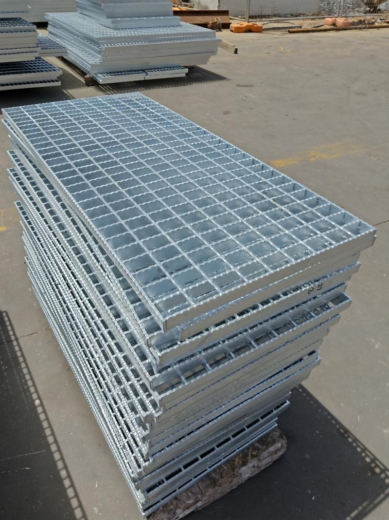 齒形鋼格板是一種具有高強度,耐磨,防滑性能的建筑材料,主要適用于